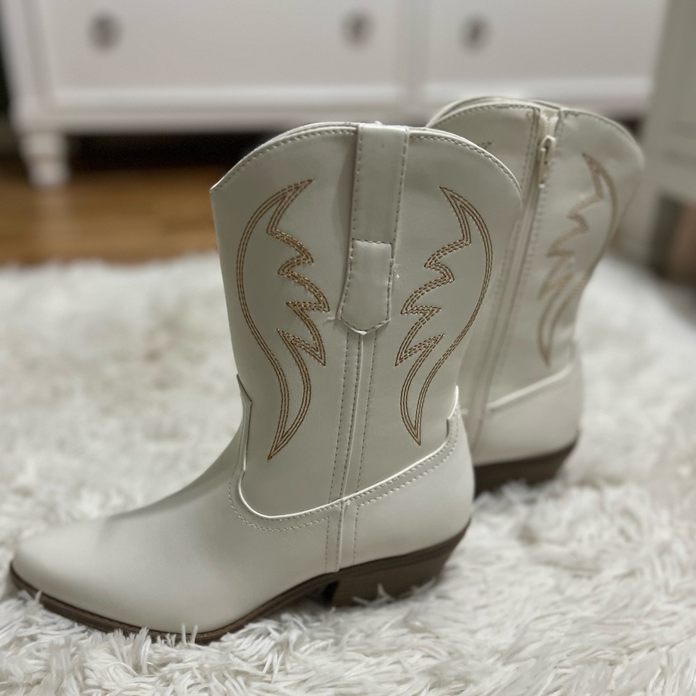 No Boundaries NoBo White Short Western Cowboy Boots Women’s Size 8 NWT Memory Fo